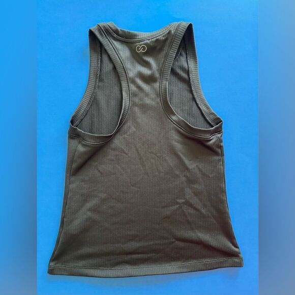 Women’s XS Black ribbed razorback tank top. - Picture 2 of 3